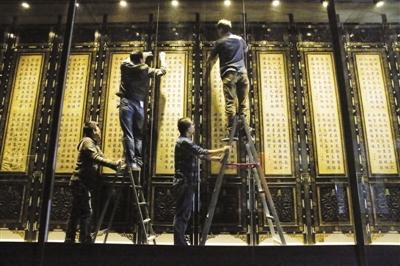 昨日，故宫午门雁翅楼，工作人员在布置&ldquo;万寿庆典&rdquo;展。新京报记者 浦峰 摄