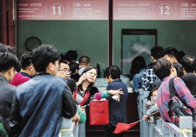 昨日，故宫售票处，游客们有序买票。新京报记者 彭子洋 摄