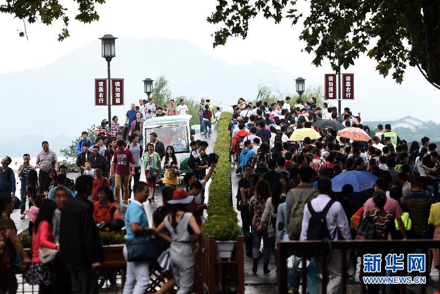 （社会）（1）杭州标志性景点试行客流疏导 引导游客有序游览
