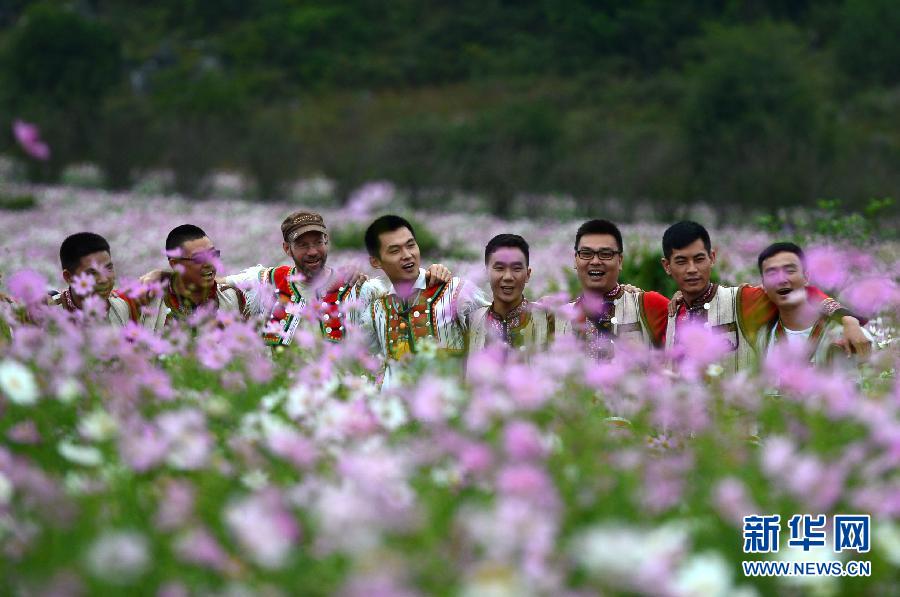 （晚报）（3）99对伉俪、情侣集体体验彝族特色婚礼