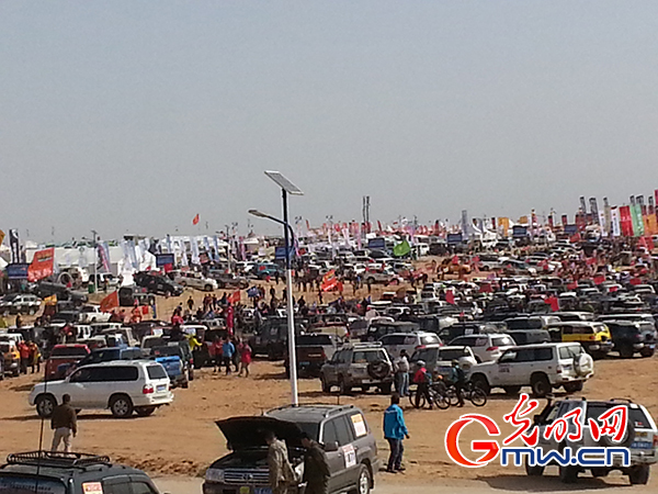 世界规模最大的越野车竞技赛在腾格里沙漠举行