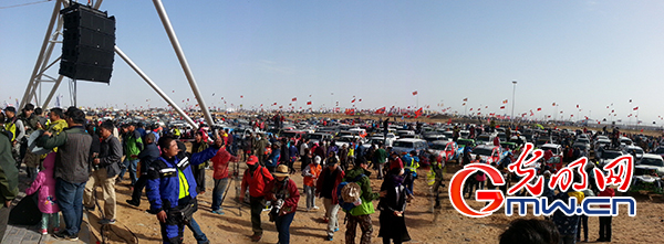 世界规模最大的越野车竞技赛在腾格里沙漠举行