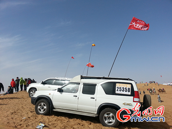 世界规模最大的越野车竞技赛在腾格里沙漠举行
