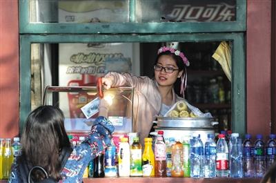 媒体探访公园餐饮配套：天坛盖饭30元一份
