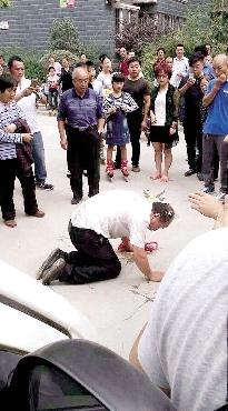 老人上吊亡儿子被指不孝 家属称老人糊涂不可信