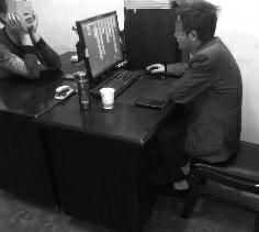 &ldquo;我就去问一下，是县上哪个领导接访。他在那玩着电脑游戏，态度还恶劣得不行&hellip;&hellip;&rdquo;10月8日，说起自己在山阳县信访局遭遇工作人员&ldquo;冷脸&rdquo;一事，62岁的程先生满肚子的憋屈。