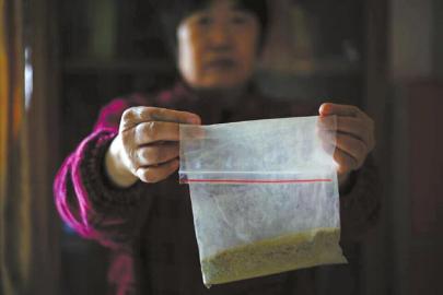 田女士展示&ldquo;天价&rdquo;药。（图片由魏先生提供）