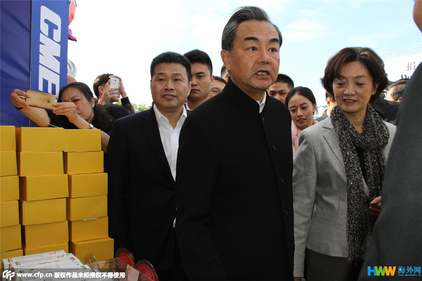 王毅夫妇助阵&ldquo;大爱无国界&rdquo;国际义卖