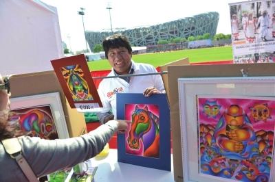 王毅夫妇助阵&ldquo;大爱无国界&rdquo;国际义卖