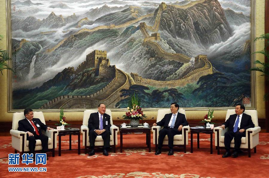 10月13日，中共中央政治局常委、全国人大常委会委员长张德江在北京人民大会堂会见由贺一诚主席率领的澳门特别行政区立法会议员参访团。新华社记者刘卫兵摄