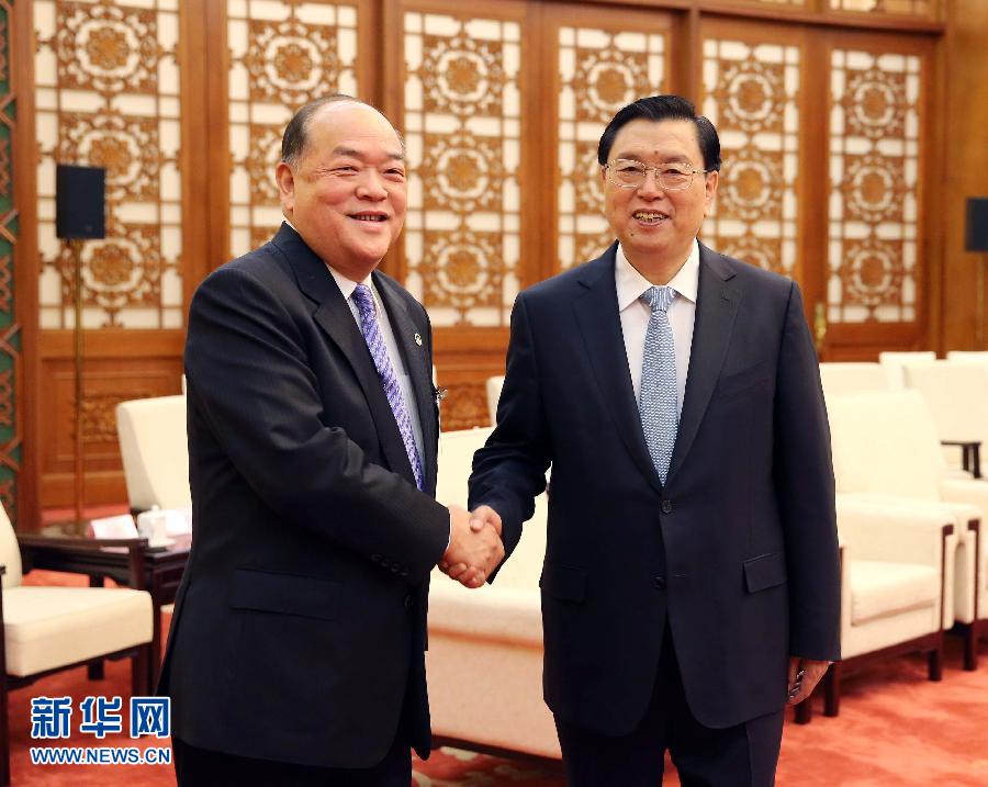 10月13日，中共中央政治局常委、全国人大常委会委员长张德江在北京人民大会堂会见由贺一诚主席率领的澳门特别行政区立法会议员参访团。新华社记者刘卫兵摄