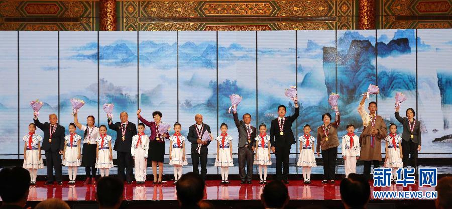 （社会）（3）第五届全国道德模范授奖仪式在京举行
