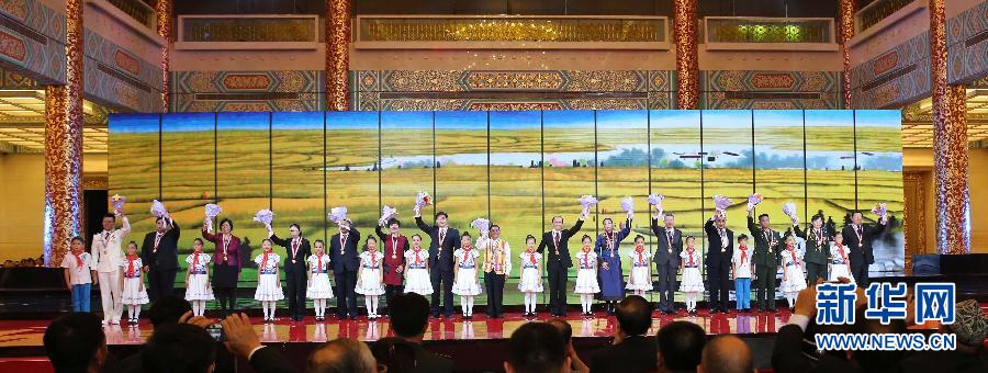 （社会）（5）第五届全国道德模范授奖仪式在京举行