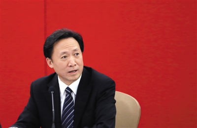 今年1月24日,北京国际会议中心,北京市政协十二届三次会议联组讨论会上,张延昆与委员交流。 新京报记者 薛珺 摄