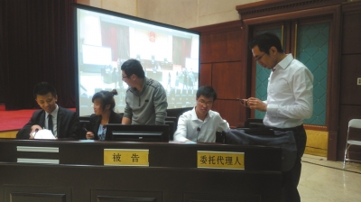 被告席从左至右为司机罗某以及租车公司、保险公司、劳务公司、滴滴公司的代理人。 京华时报记者张淑玲摄