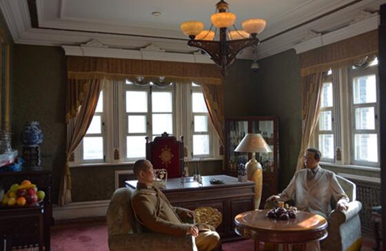 “帝室御用挂(注:指从事办理满洲国帝室和皇帝的事情的人。)”吉冈安直和溥仪蜡像。(于红林 摄)