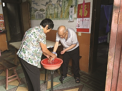 76岁姐姐已照顾脑瘫弟弟48年：他是我的嫁妆（图）
