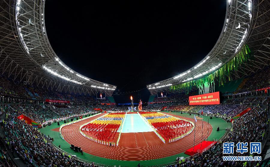 10月18日，运动会主火炬被点燃。当日，第一届全国青年运动会开幕式在福州海峡奥体中心主体育场举行。 新华社记者张国俊摄