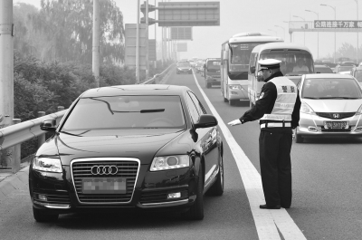 昨天,北京交警在京承高速查处走应急车道的违法行为。京华时报记者蒲东峰摄