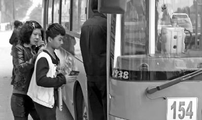 昨天，此前涨价的154路公交车票价恢复到一元 新文化记者 蒋盛松 摄