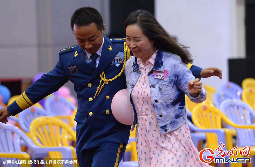 武汉：200多名女青年进军营觅姻缘 边吃饭边相亲