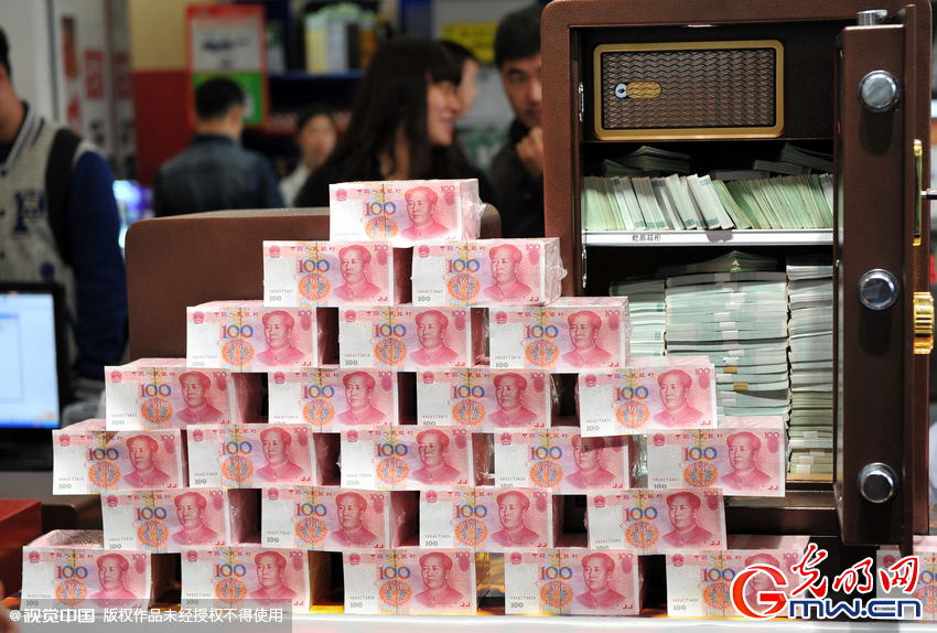 2015年10月18日,辽宁省沈阳市,某商场现场展示150万人民币现金,并
