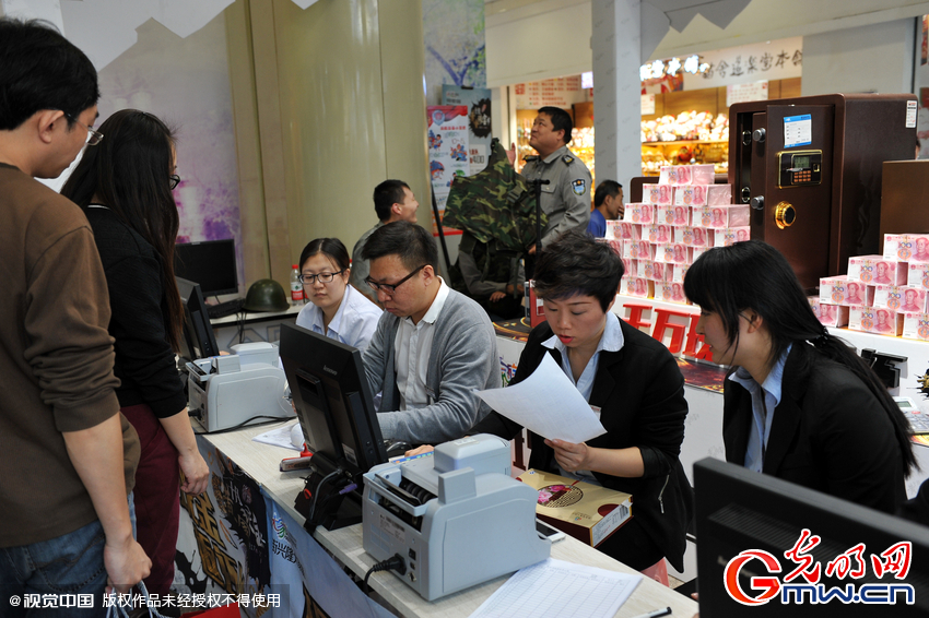 沈阳一商场展示150万人民币 现场发放消费者
