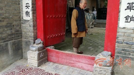 寺门口石狮被盗