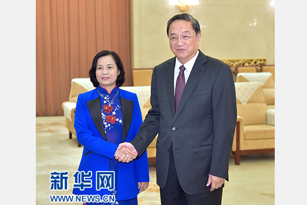 10月20日，全国政协主席俞正声在北京会见越南祖国阵线中央委员会副主席裴氏清。 新华社记者 李涛 摄