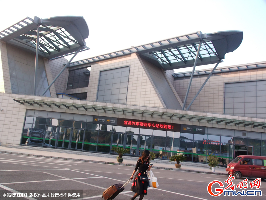 湖北宜昌：汽车客运中心站酷似“棺材”遭游客吐槽
