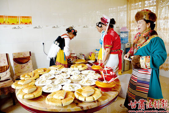 这里,绿树环绕,蓝天碧水,湖中荡舟,白鹭嬉戏;这里,7个民族集聚,语言、信仰、习俗不尽相同,却和睦相处、亲如一家;这里,人人秉持“我为全村守一周,全村为我守一年”的信念,村民义务巡防长达24年之久;这里,20多年来没有发生一起刑事案件,就连邻里纠纷也已“绝缘”……许许多多的故事,勾勒出一幅幅和谐美好的精彩篇章。