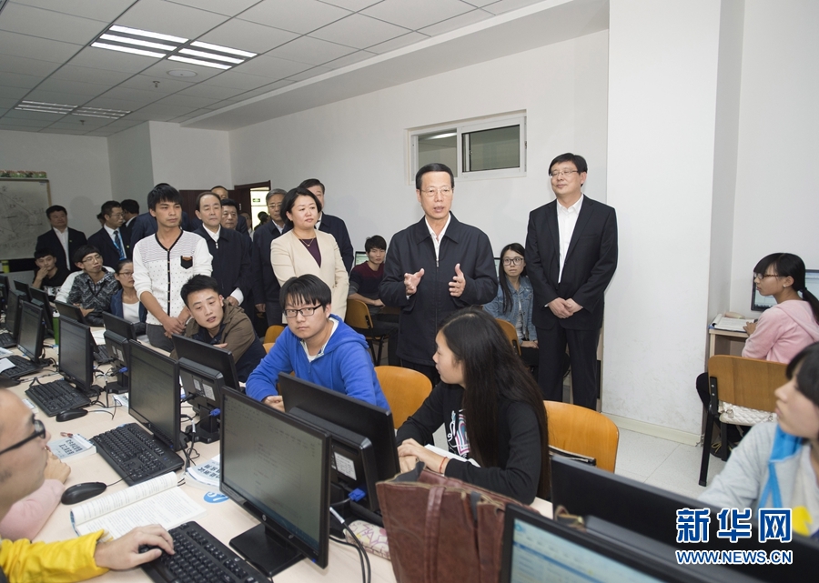 10月22日至23日，中共中央政治局常委、国务院副总理张高丽在山东调研扶贫工作情况。这是10月22日，张高丽在济宁市惠普软件人才实训基地调研教育培训脱贫有关情况。 新华社记者 王晔 摄