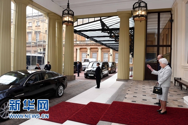 10月22日,国家主席习近平和夫人彭丽媛离开白金汉宫。离开前,英国女王伊丽莎白二世和丈夫菲利普亲王专门前来同习近平夫妇亲切话别。新华社记者 饶爱民 摄 10月22日,国家主席习近平和夫人彭丽媛离开白金汉宫。离开前,英国女王伊丽莎白二世和丈夫菲利普亲王专门前来同习近平夫妇亲切话别。新华社记者 饶爱民 摄