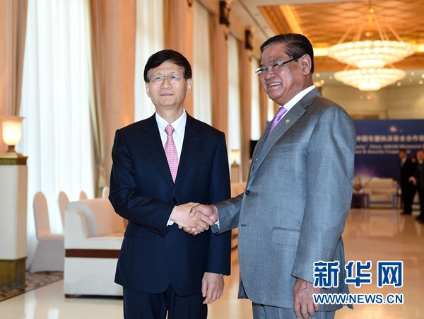 10月23日，中共中央政治局委員、中央政法委書記孟建柱在北京會見出席&ldquo;安全促發展&rdquo;中國東盟執法安全合作部長級會議的柬埔寨副首相兼內政大臣薩肯。新華社記者 張領 攝 