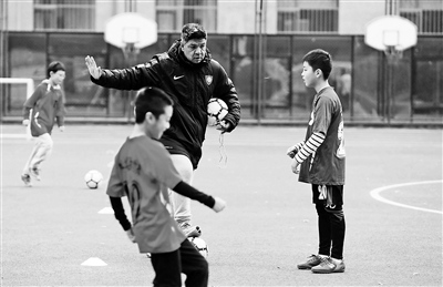 北京中小学高薪聘请洋教练填得满足球教师缺口吗