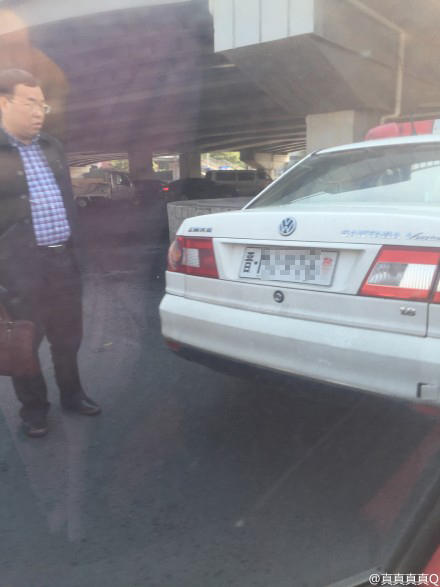 　　据网友@真真真真Q 现场图片显示，该警车为&ldquo;晋&rdquo;牌。