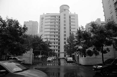 &ldquo;检查是为了公寓安全，但这样检查，反而让我们觉得不安全！&rdquo;10月22日，东航西北公司多位空姐回到公寓后，发现储物柜被打开、抽屉被拉开。原来，她们不在的时候，公司男领导带人用物业公司备用钥匙打开了房间，对卫生、安全、设施设备等进行了检查，这样的检查方式引发多数空姐不满，&ldquo;人不在，男领导咋能私自进女孩房间呢？&rdquo;