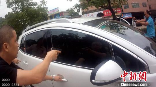 警方堵截涉嫌毒贩。刘振国 摄