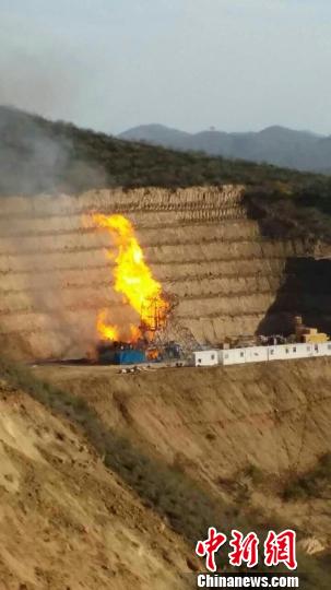 陕西延长油田一井场发生井喷事故现场火光冲天