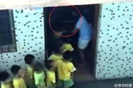 幼师用竹棍抽打幼童