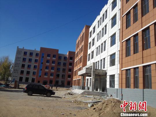 呼和浩特一小学墙壁开洞两年 黑板鼓包授课低声细语