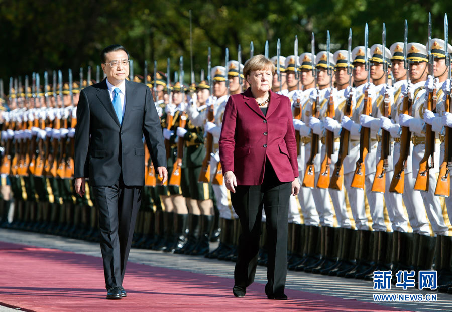 10月29日,国务院总理李克强在北京人民大会堂同德国总理默克尔举行会谈。这是会谈前,李克强在人民大会堂东门外广场为默克尔举行欢迎仪式。新华社记者 谢环驰 摄 10月29日,国务院总理李克强在北京人民大会堂同德国总理默克尔举行会谈。这是会谈前,李克强在人民大会堂东门外广场为默克尔举行欢迎仪式。新华社记者 谢环驰 摄