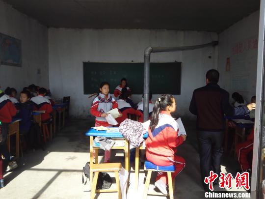 在临时学校上课的学生尚虹波摄