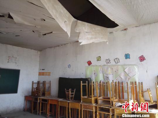 顶棚坏掉的一间空教室尚虹波摄