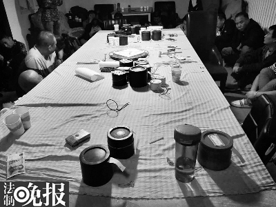 赌博现场，多名嫌疑人被抓