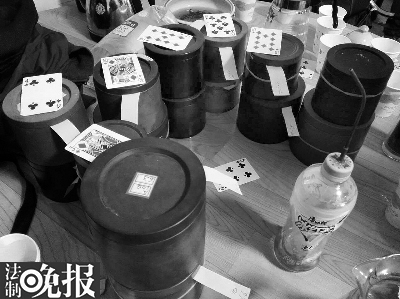 蛐蛐罐上贴着不同的标签作为记号，还用扑克牌计数