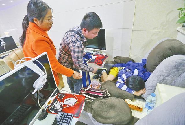 洛阳10岁娃父母离异流浪数年 吸烟、玩游戏无一不沾