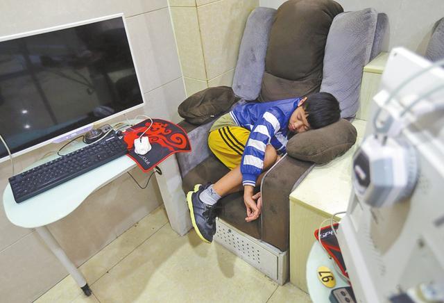 洛阳10岁娃父母离异流浪数年 吸烟、玩游戏无一不沾