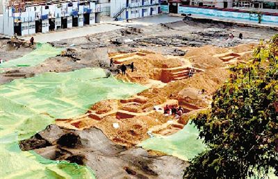 校园发现了古墓群