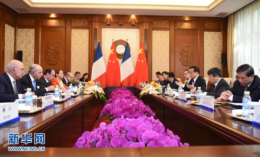 11月3日,国务院总理李克强在北京钓鱼台国宾馆会见来华进行国事访问的法国总统奥朗德。 新华社记者 张铎 摄 11月3日,国务院总理李克强在北京钓鱼台国宾馆会见来华进行国事访问的法国总统奥朗德。 新华社记者 张铎 摄